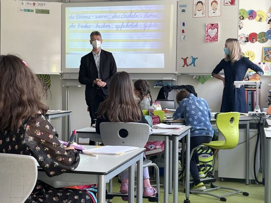 Kultusminister Michael Piazolo bei Grundschulbesuch in München