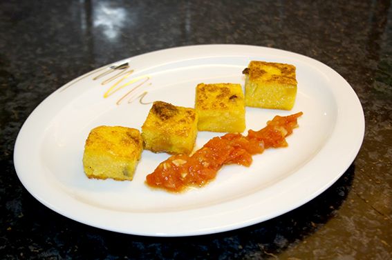 Gelbe Beete - Polenta mit geschmolzenen Tomaten