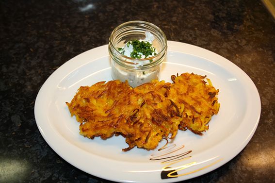 Kürbis Kartoffel Puffer mit Kräuterquark