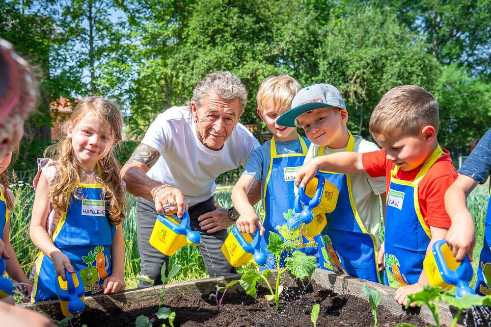 Peter Maffay gärtnert mit Tabaluga-Kids