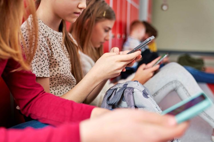 Bildschirmzeit bei Kindern: Warum zu viel Handy der Seele schaden kann