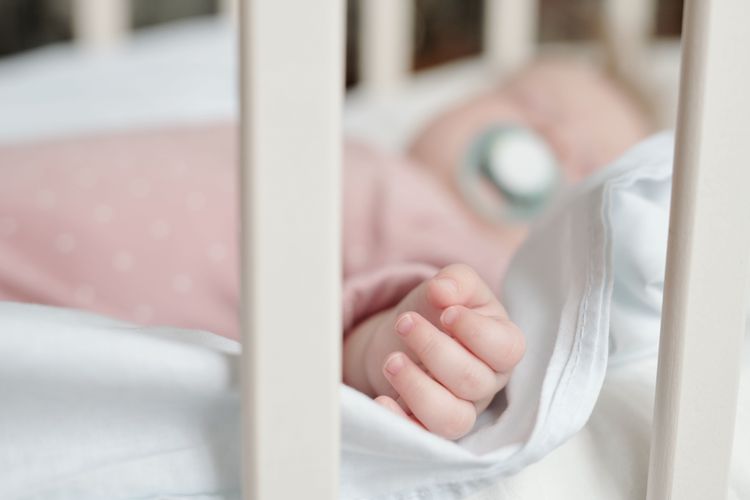 Schlafbekleidung für Babys: So schläft dein Kind sicher und geborgen