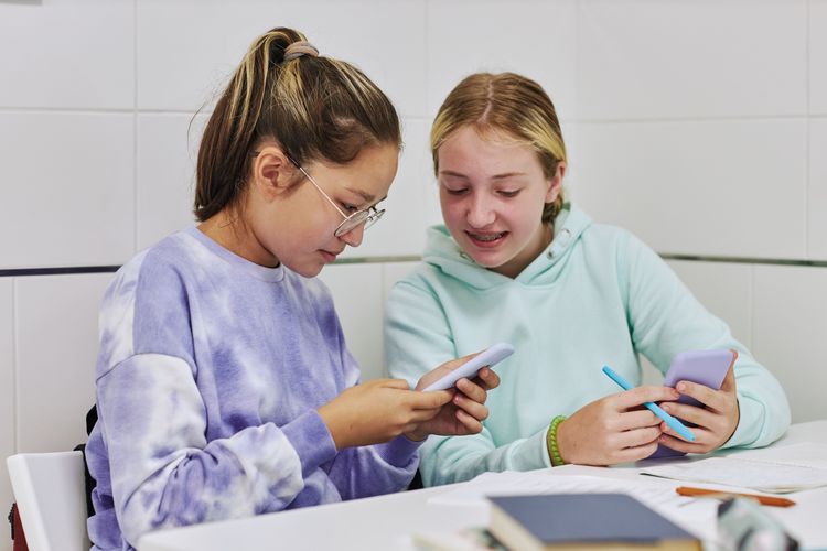 Würde ein "Unter-16-Social-Media-Verbot” Familien schützen – oder sie alleinlassen?