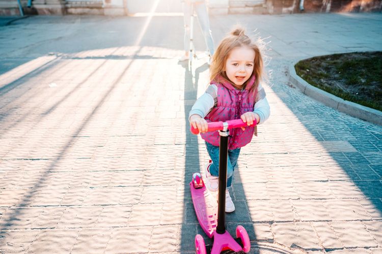 Spielende Kinder und Straßenverkehr